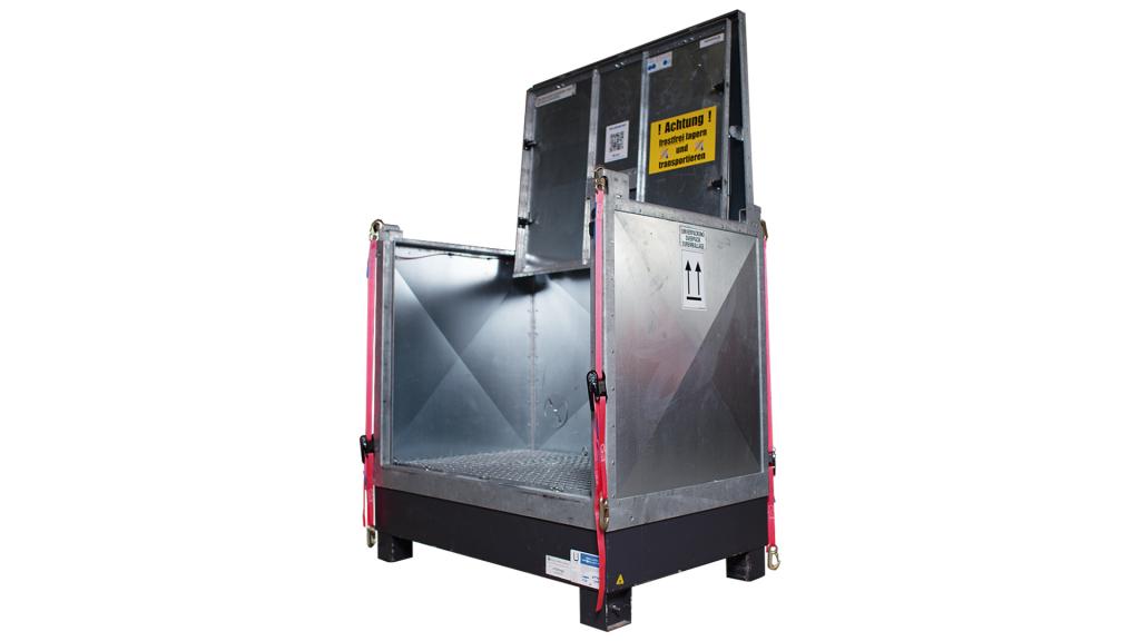 Geöffnete Batterie-Transportbox aus Metall mit hochgestelltem Deckel und zugänglicher Front